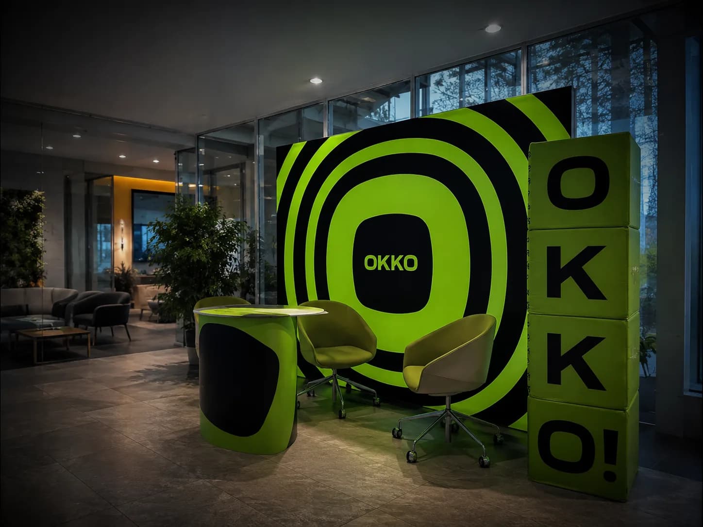 Брендована зона OKKO в офісі: вежа з кубів, стійка та крісла