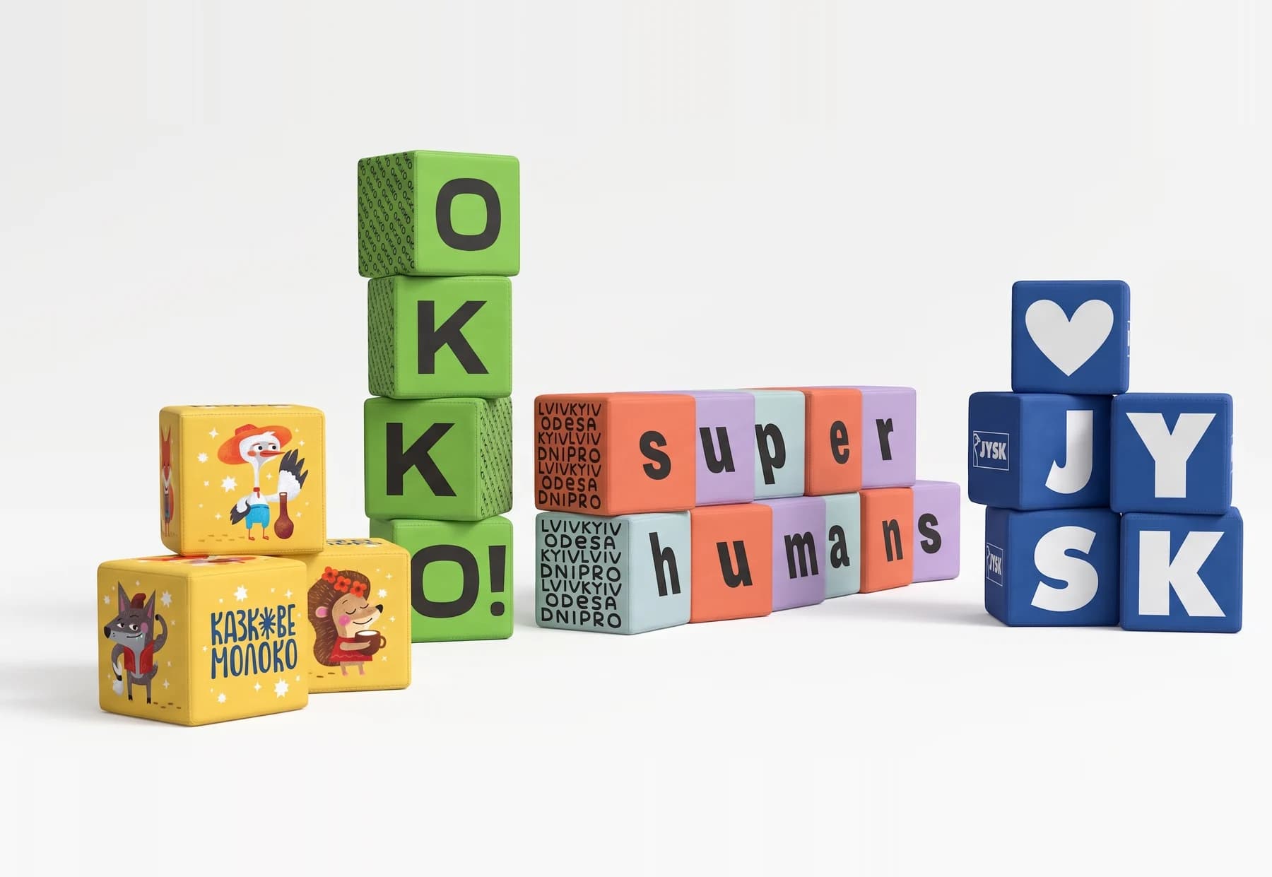 Брендовані куби OKKO, Superhumans, JYSK і куби з ілюстраціями «Казкове молоко» на світлому фоні